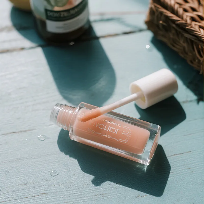 Ntshiab di ncauj gloss nyob rau hauv ntau